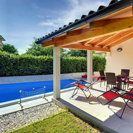 Pleasant In With Pool *