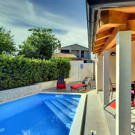 Pleasant In With Pool Tatil Evi *