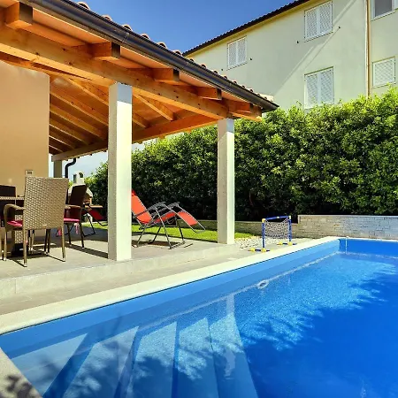 Pleasant In With Pool Tatil Evi