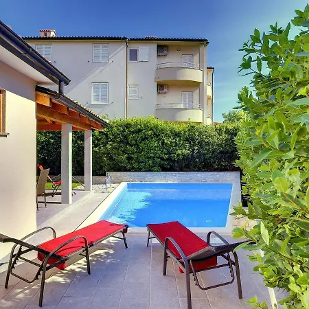 Pleasant In With Pool Ližnjan