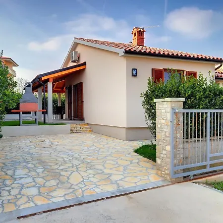 Pleasant In With Pool Tatil Evi Ližnjan